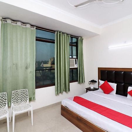 Oyo 24958 Hotel Dayal Belanganj Exterior photo