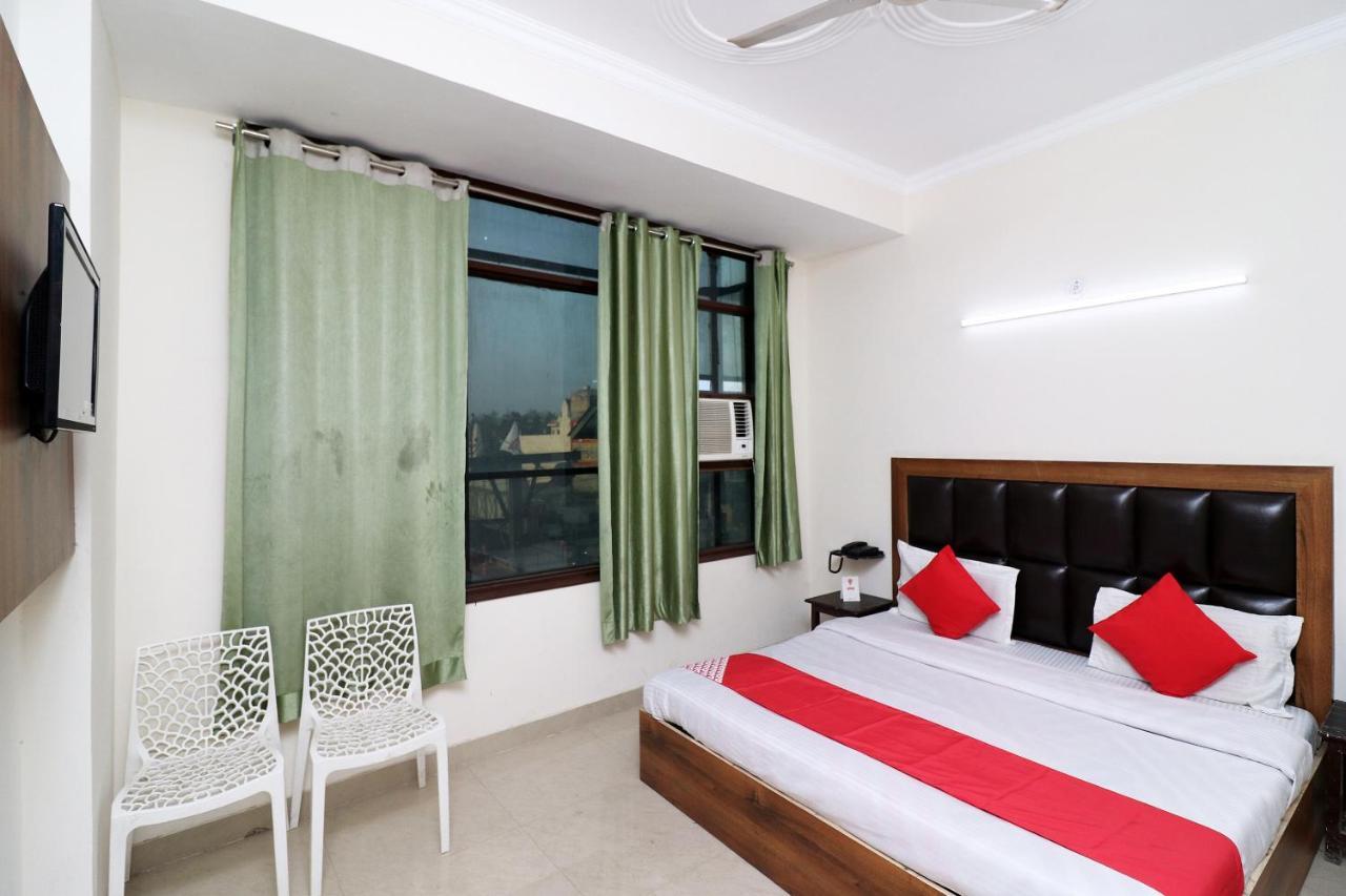 Oyo 24958 Hotel Dayal Belanganj Exterior photo